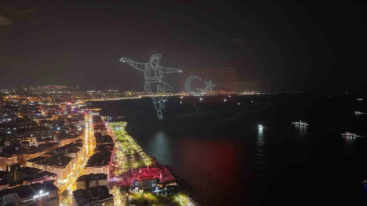 İzmir'de Cumhuriyet için 1000 dronlu gösteri yapıldı