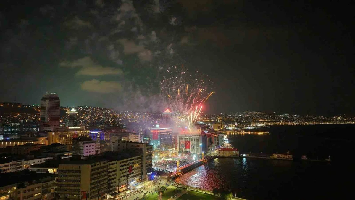 İzmir'de Cumhuriyet için 1000 dronlu gösteri yapıldı
