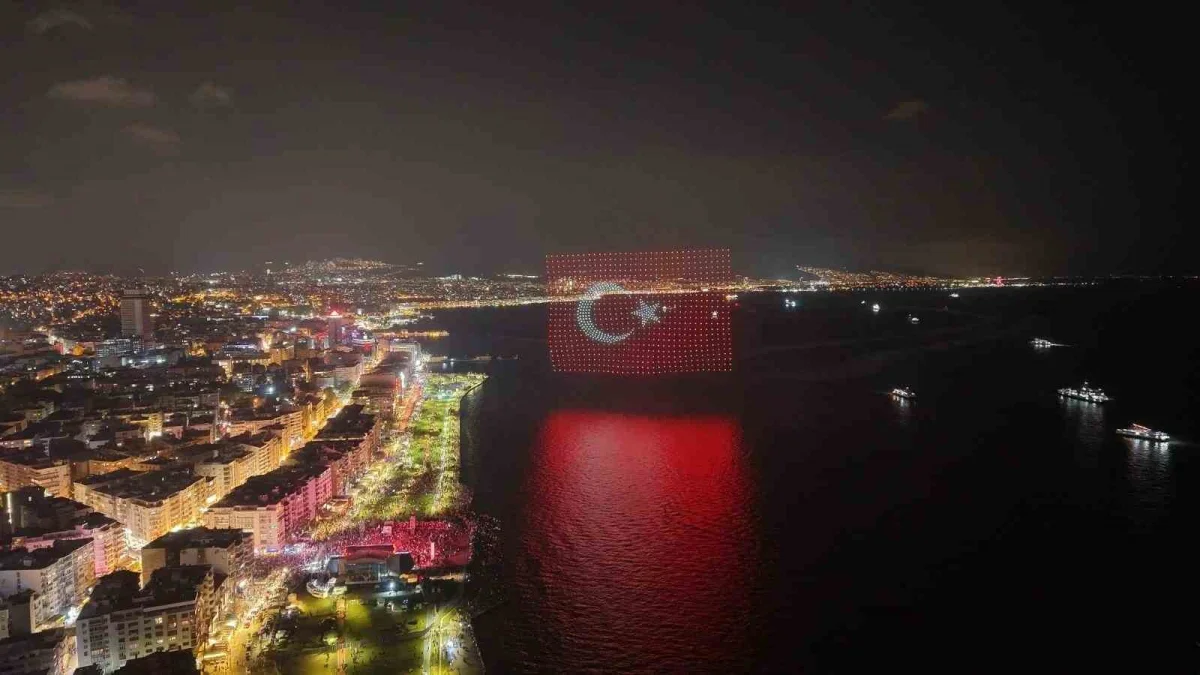 İzmir'de Cumhuriyet için 1000 dronlu gösteri yapıldı