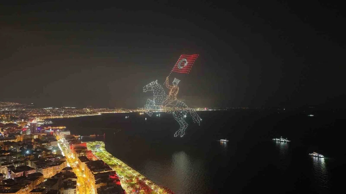 İzmir'de Cumhuriyet için 1000 dronlu gösteri yapıldı