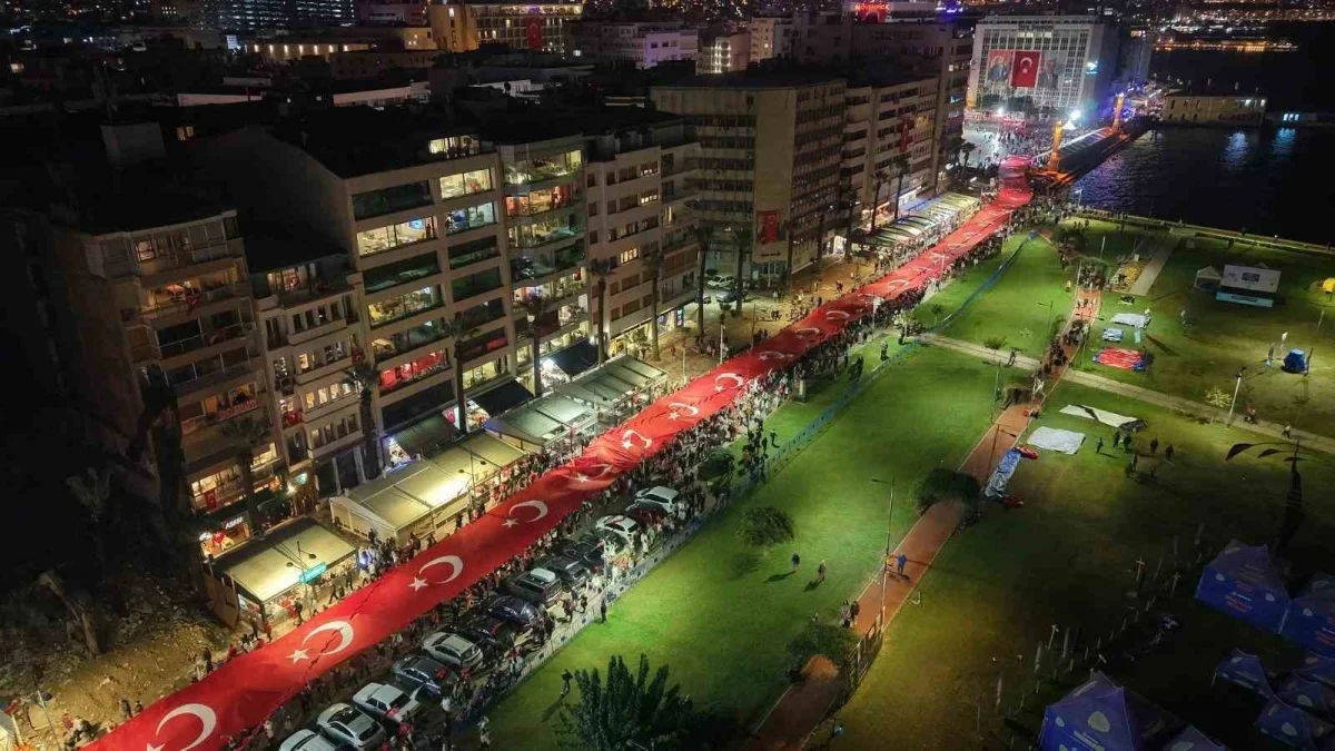 İzmir'de Cumhuriyet için 1000 dronlu gösteri yapıldı
