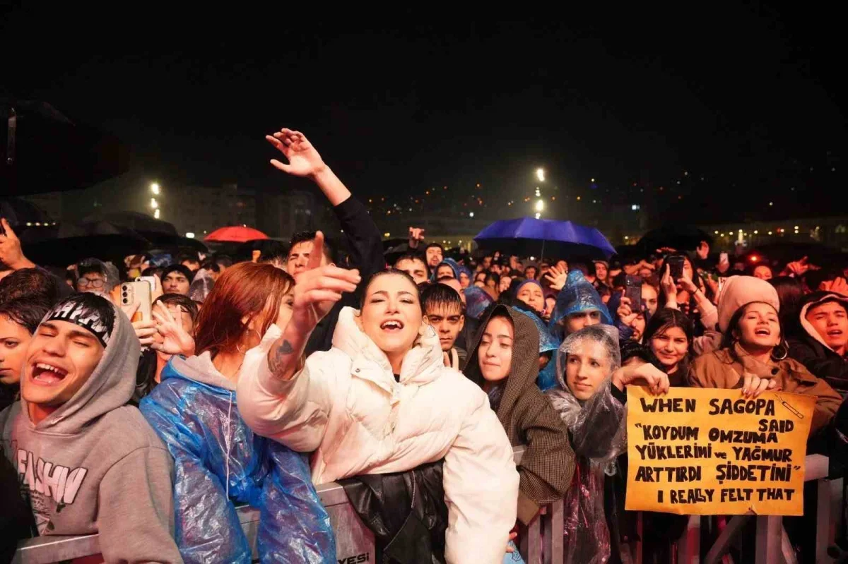 Sagopa Kajmer Kocaeli'de yağmur altında sahne aldı