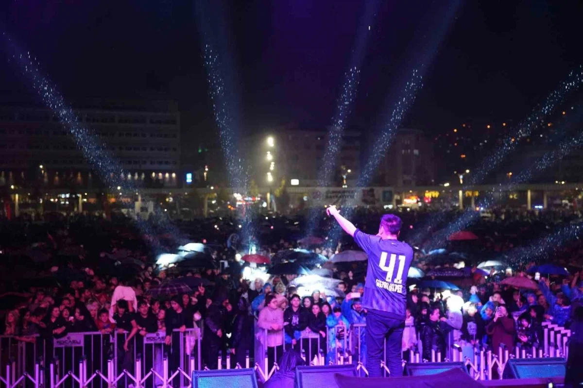 Sagopa Kajmer Kocaeli'de yağmur altında sahne aldı