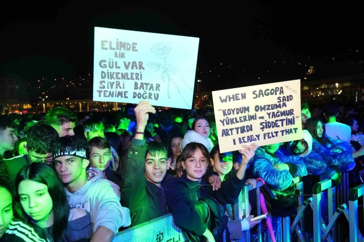 Sagopa Kajmer Kocaeli'de yağmur altında sahne aldı
