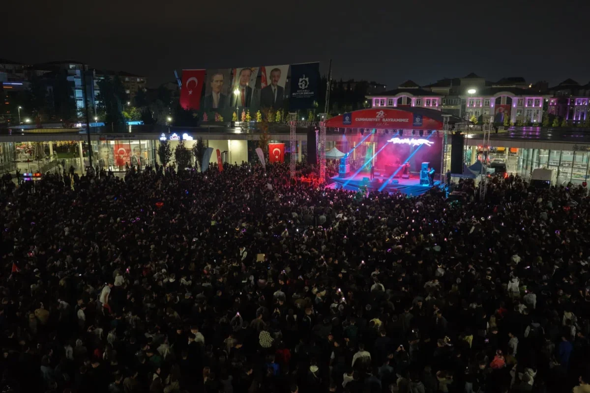 Sagopa Kajmer Kocaeli'de yağmur altında sahne aldı