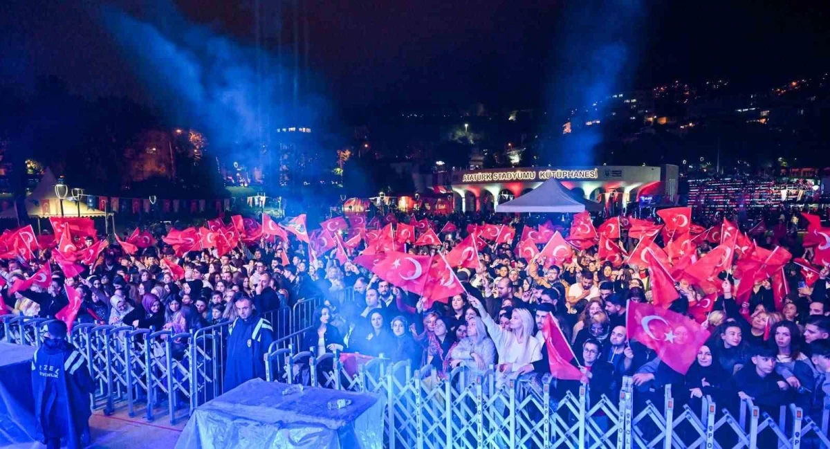 Bursa'da Cumhuriyet yürüyüşü ve Berkay konseri