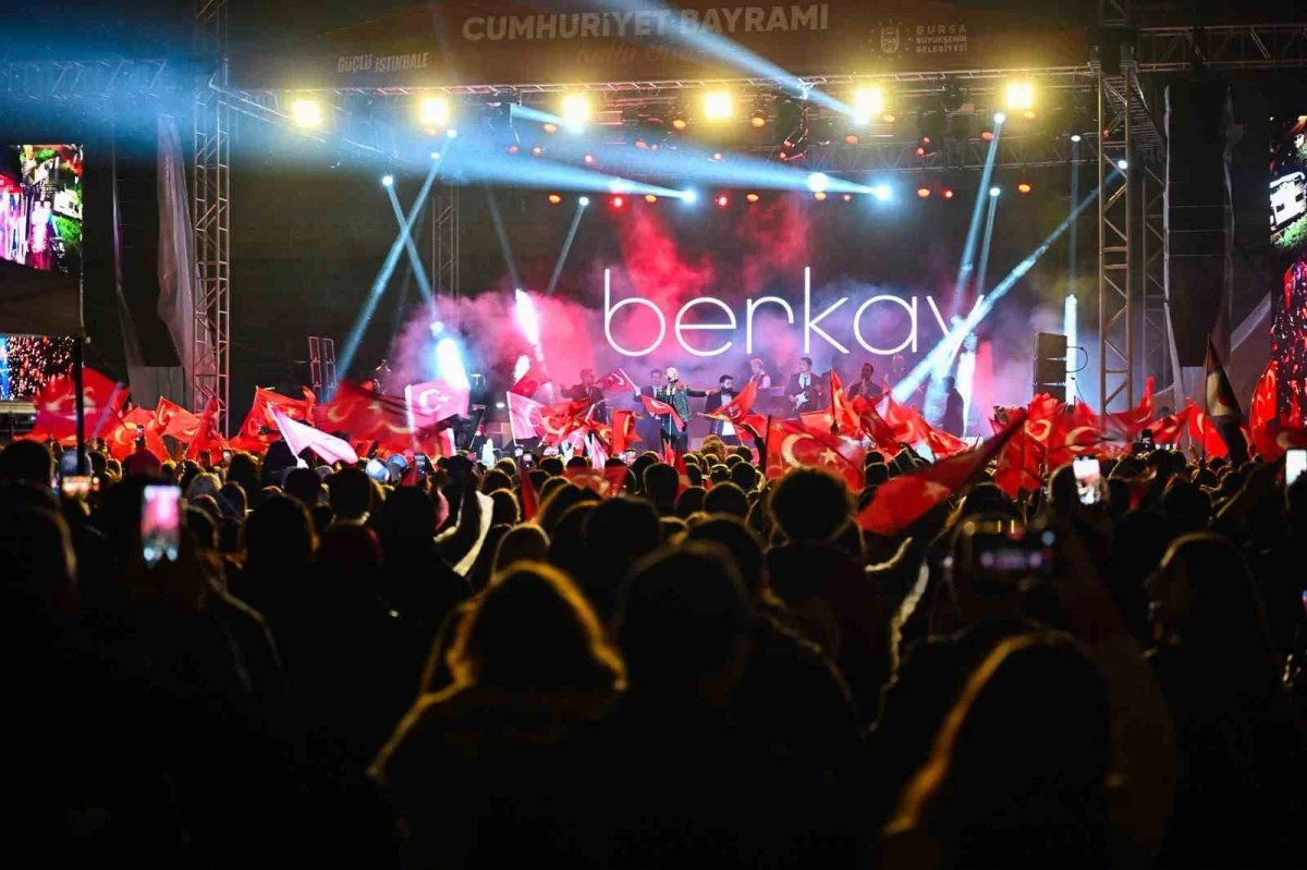 Bursa'da Cumhuriyet yürüyüşü ve Berkay konseri