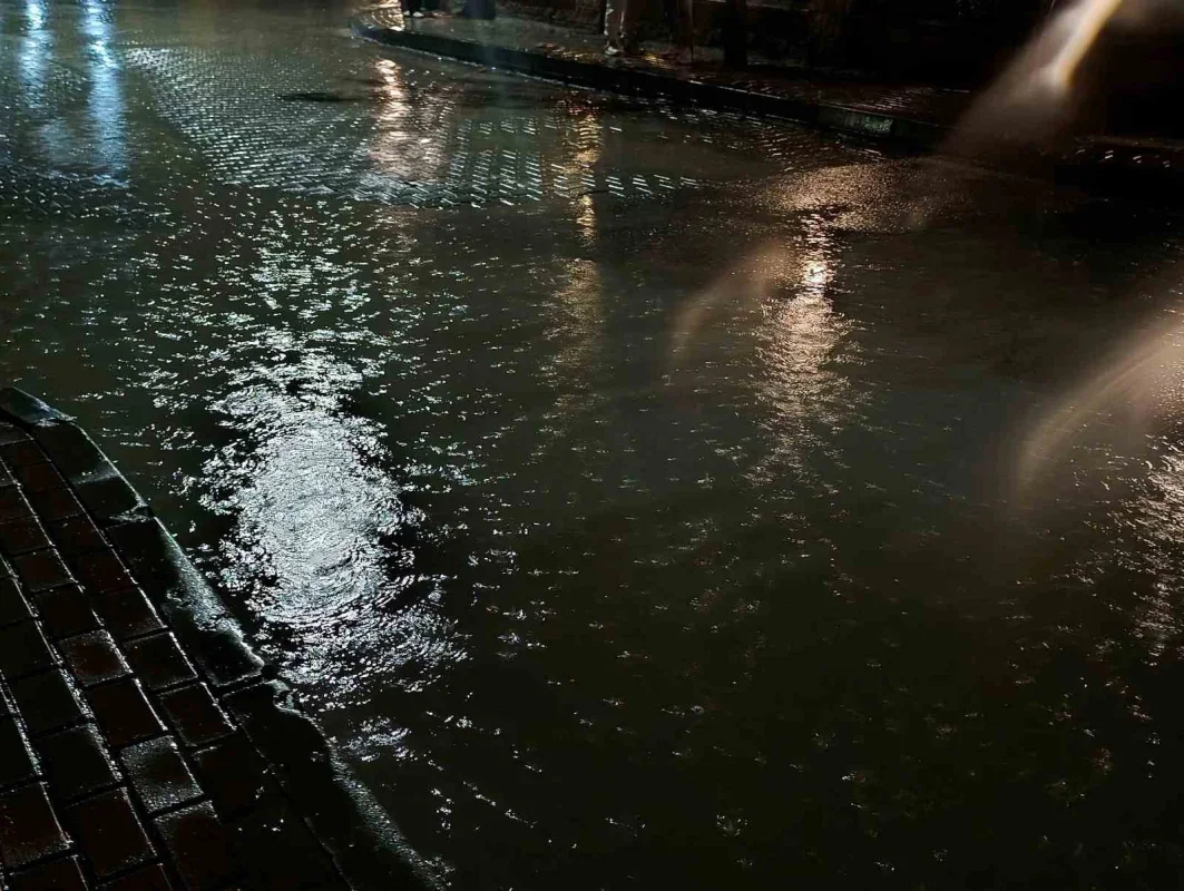 Tekirdağ'da sağanak iki sokağı su altında bıraktı