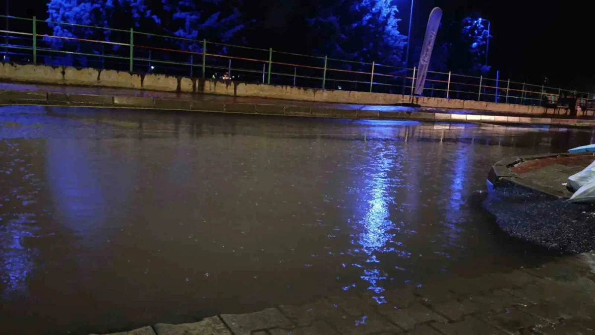 Tekirdağ'da sağanak iki sokağı su altında bıraktı