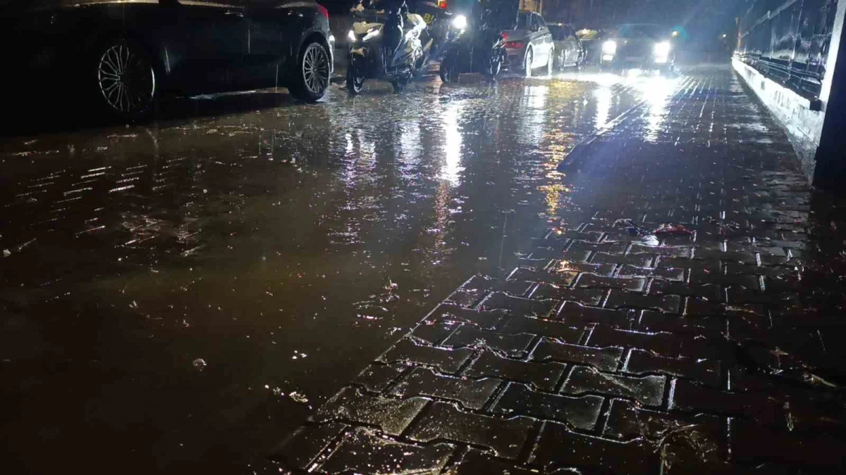 Tekirdağ'da sağanak iki sokağı su altında bıraktı