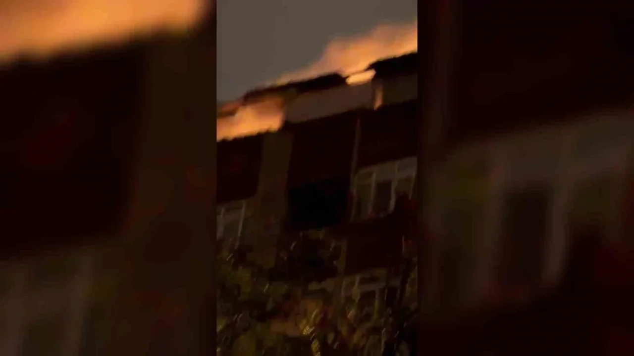 Kağıthane'de 5 katlı binanın çatısında yangın