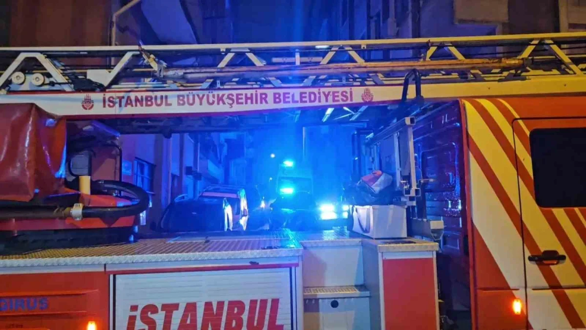 Kağıthane'de 5 katlı binanın çatısında yangın