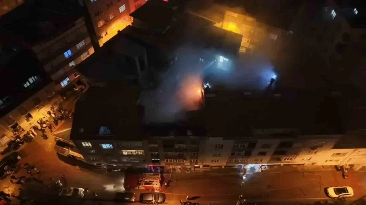 Kağıthane'de 5 katlı binanın çatısında yangın