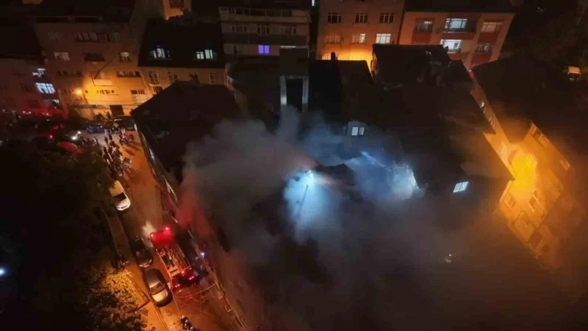 Kağıthane'de 5 katlı binanın çatısında yangın