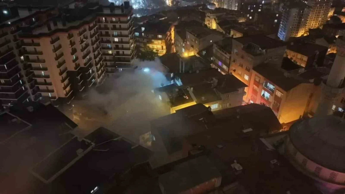 Kağıthane'de 5 katlı binanın çatısında yangın