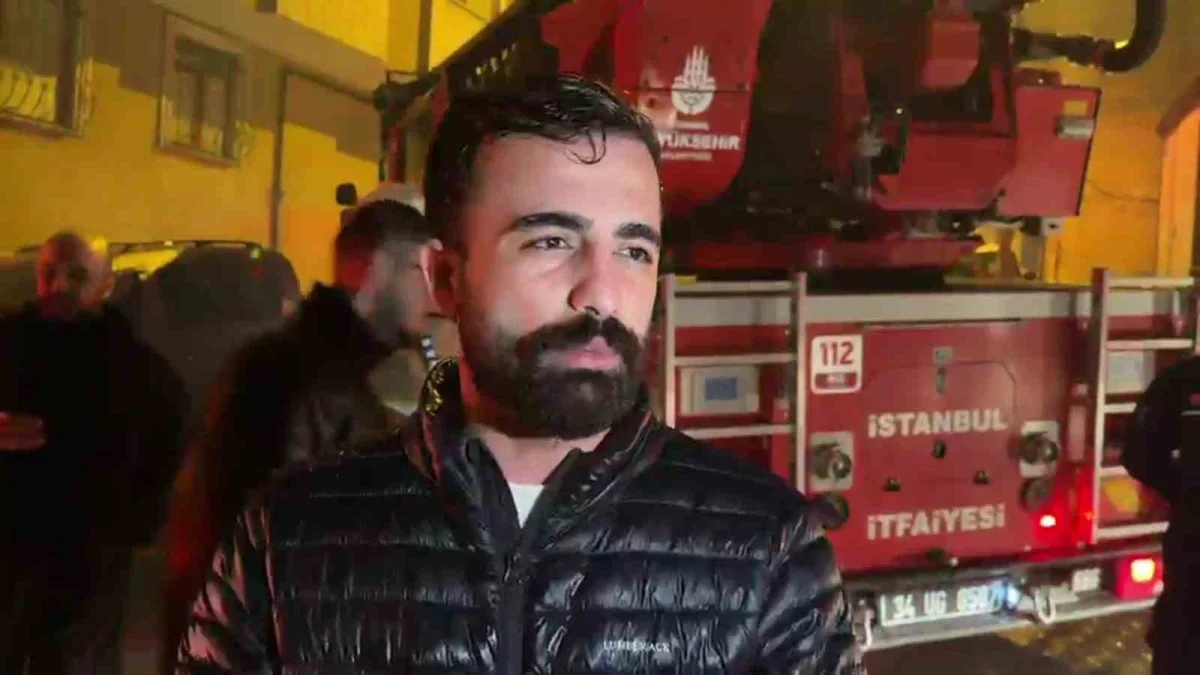 Kağıthane'de 5 katlı binanın çatısında yangın