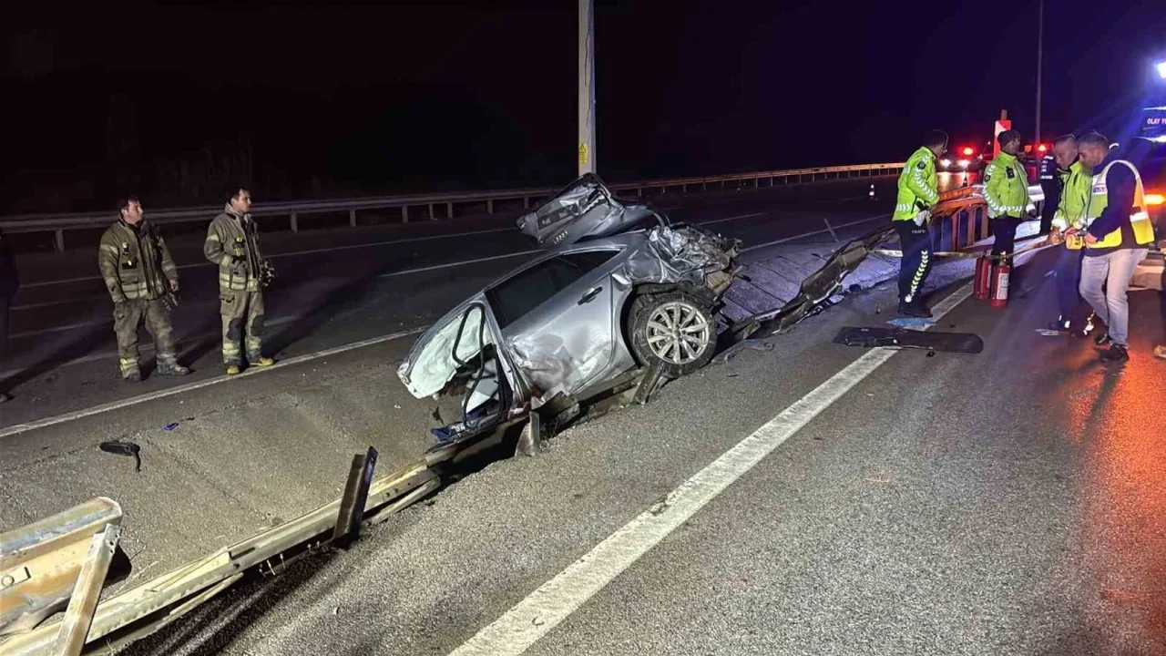 Çanakkale'de otomobil ikiye bölündü: 2 kişi öldü