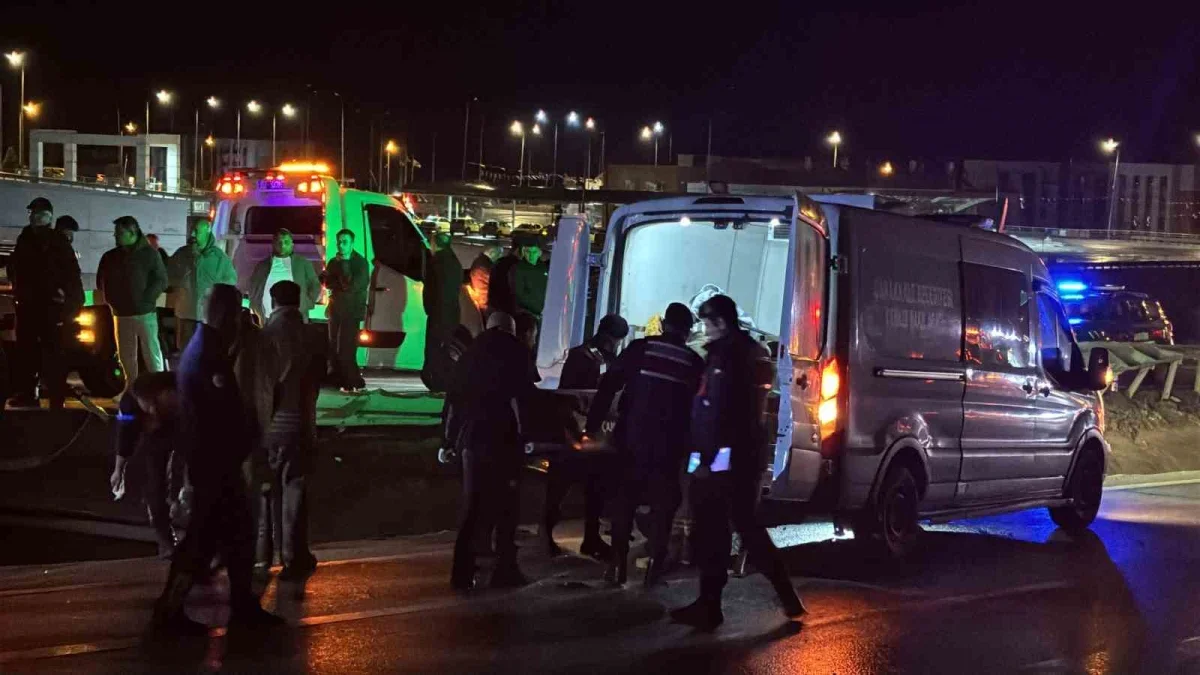 Çanakkale'de otomobil ikiye bölündü: 2 kişi öldü