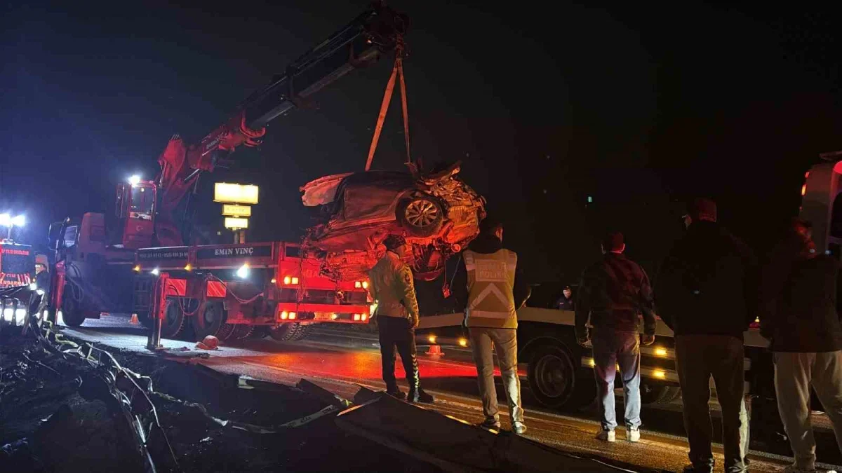 Çanakkale'de otomobil ikiye bölündü: 2 kişi öldü