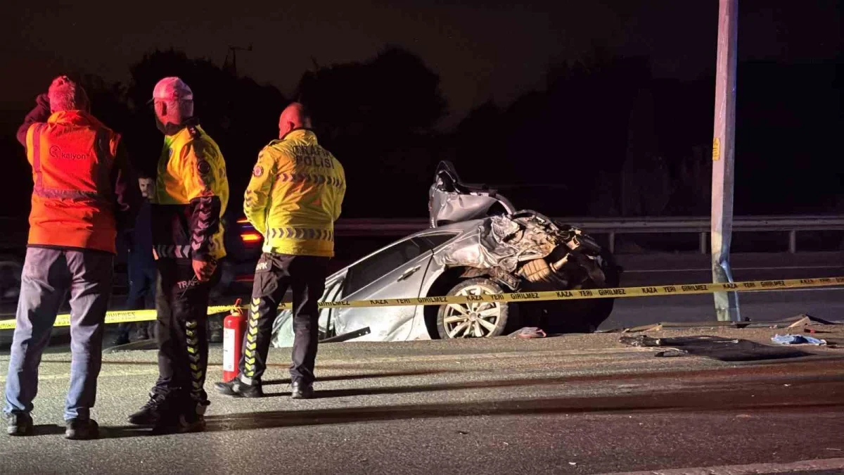 Çanakkale'de otomobil ikiye bölündü: 2 kişi öldü