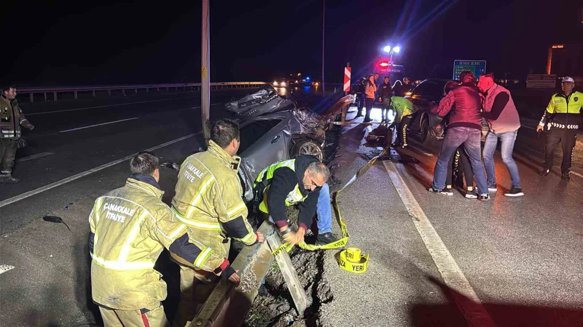 Çanakkale'de otomobil ikiye bölündü: 2 kişi öldü