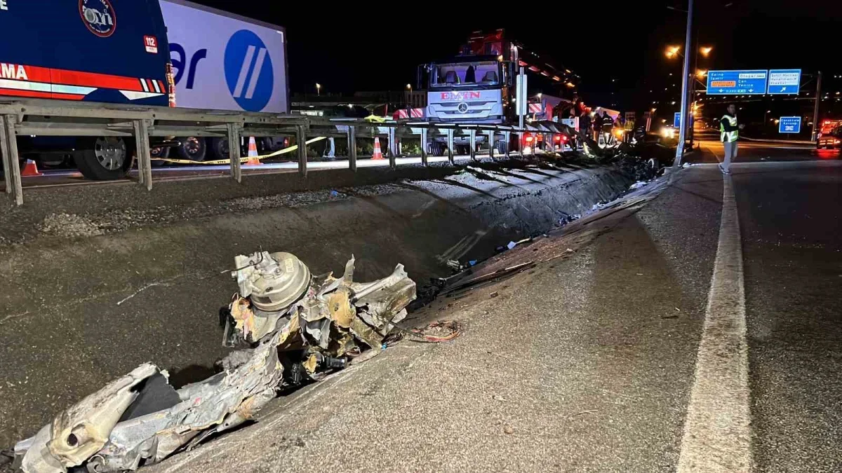 Çanakkale'de otomobil ikiye bölündü: 2 kişi öldü