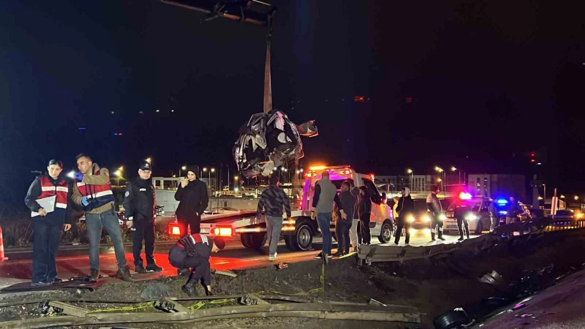 Çanakkale'de otomobil ikiye bölündü: 2 kişi öldü