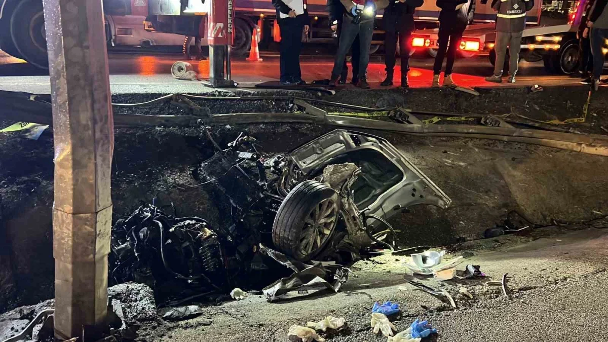 Çanakkale'de otomobil ikiye bölündü: 2 kişi öldü
