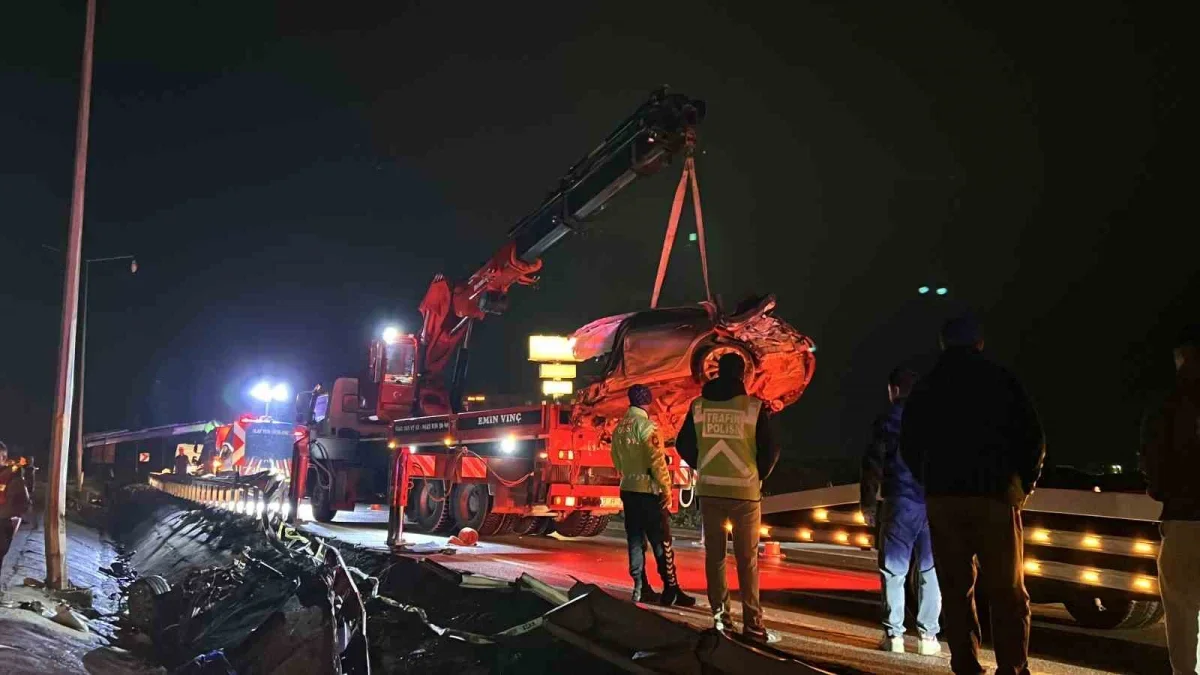 Çanakkale'de otomobil ikiye bölündü: 2 kişi öldü