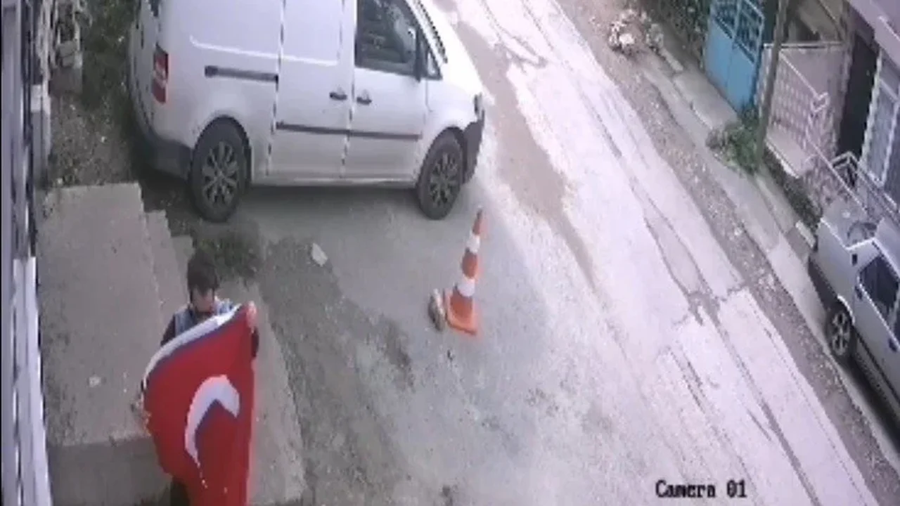 İzmir Bornova'da düşen Türk bayrağını kapıya astı