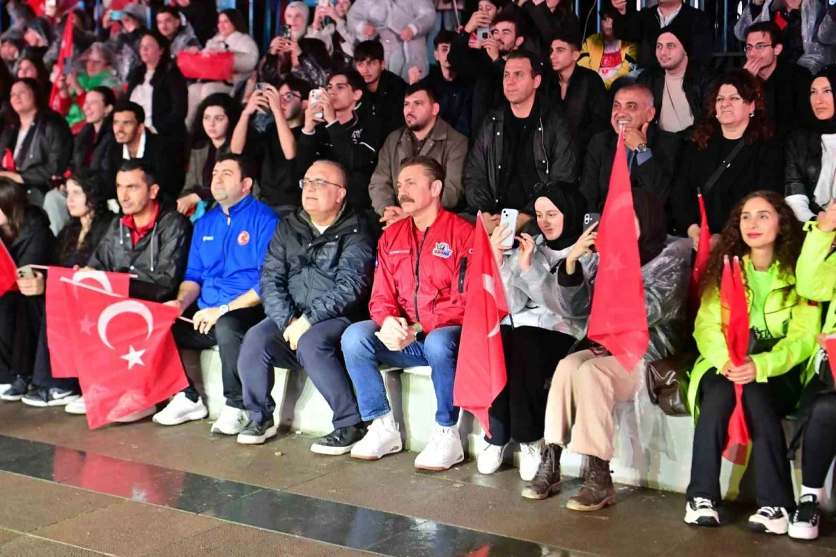 Bahçelievler'de Cumhuriyet Bayramı yağmura rağmen kutlandı