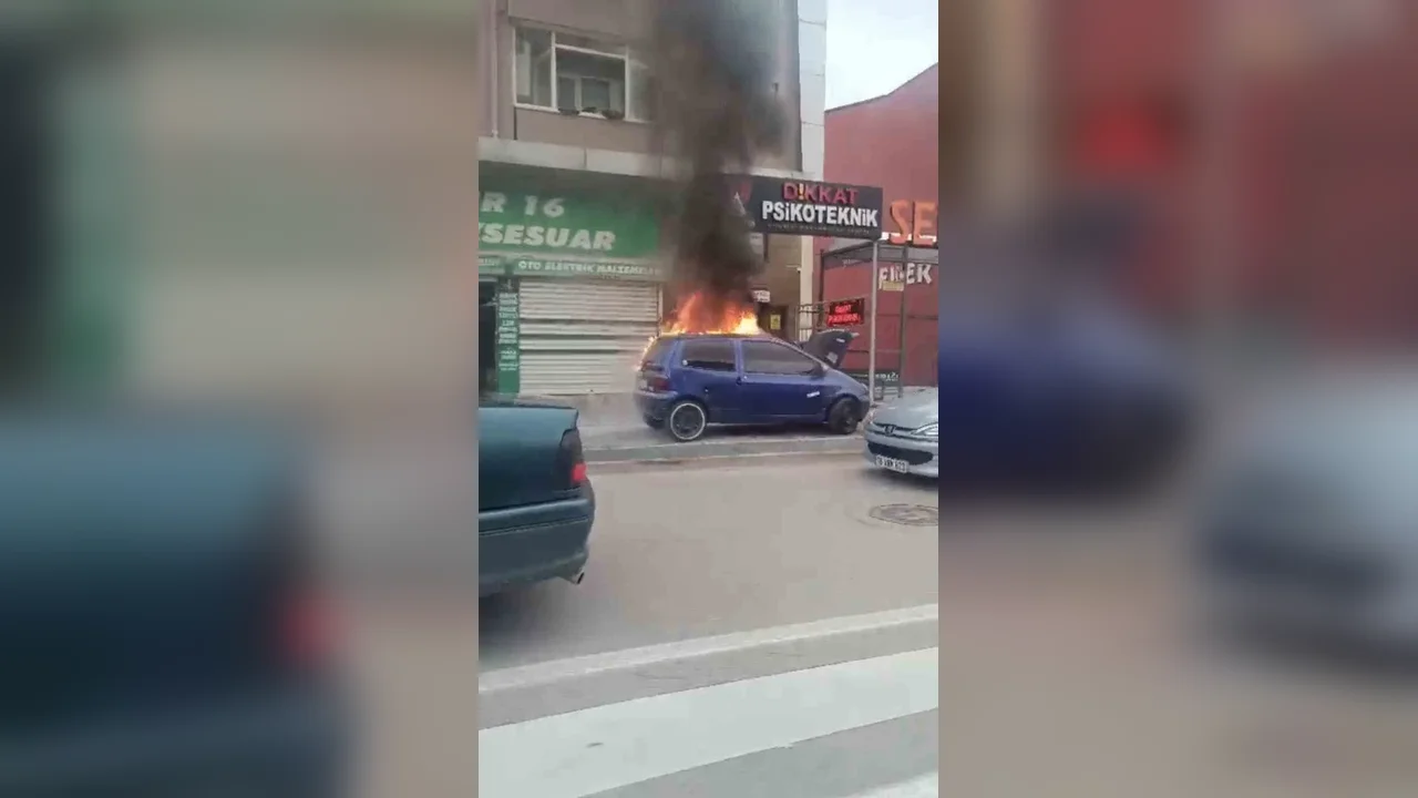 Bursa Yıldırım'da park halindeki otomobil yandı