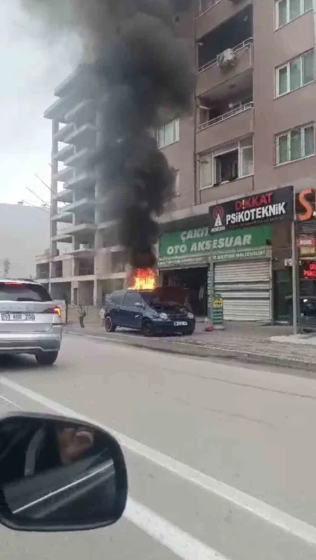 Bursa Yıldırım'da park halindeki otomobil yandı