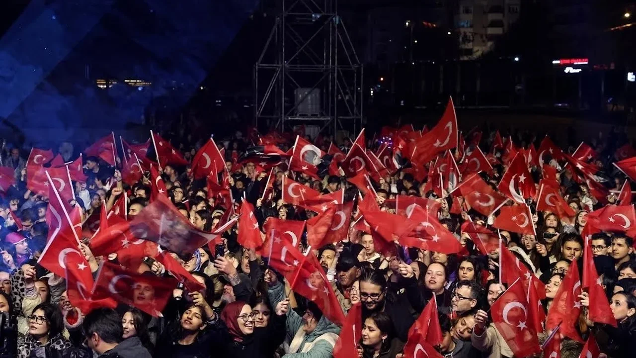 Nilüfer'de Cumhuriyet yürüyüşü ve Can Bonomo konseri