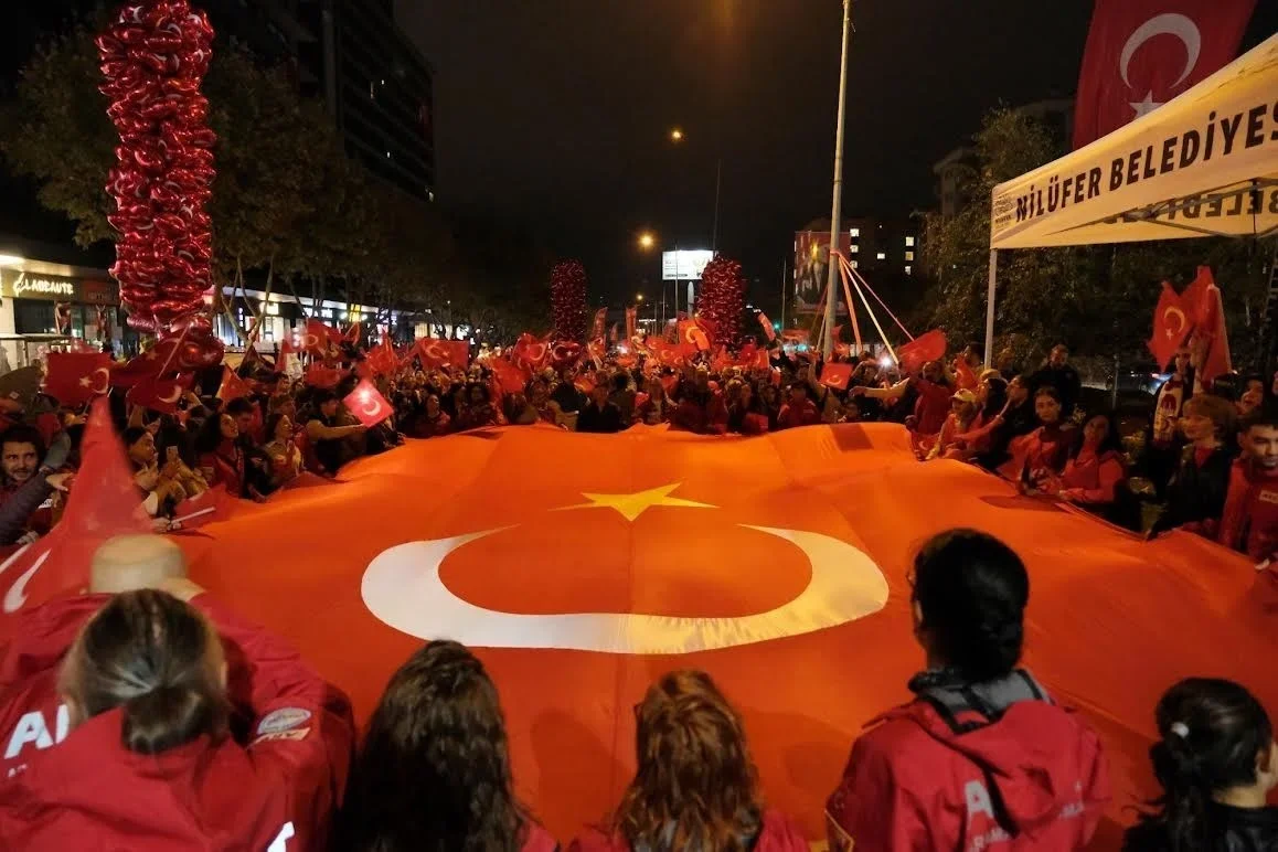 Nilüfer'de Cumhuriyet yürüyüşü ve Can Bonomo konseri