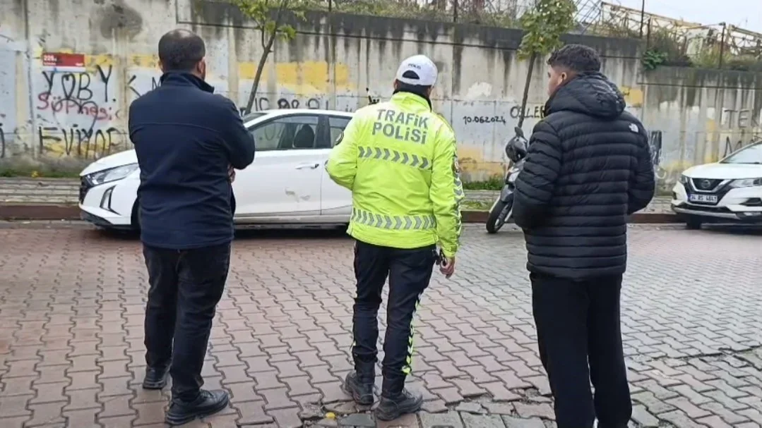 Sultangazi'de kiralık otomobil iki araca çarpıp kaçtı