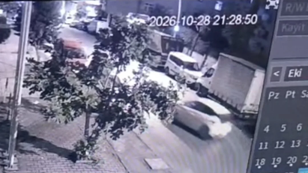 Sultangazi'de kiralık otomobil iki araca çarpıp kaçtı