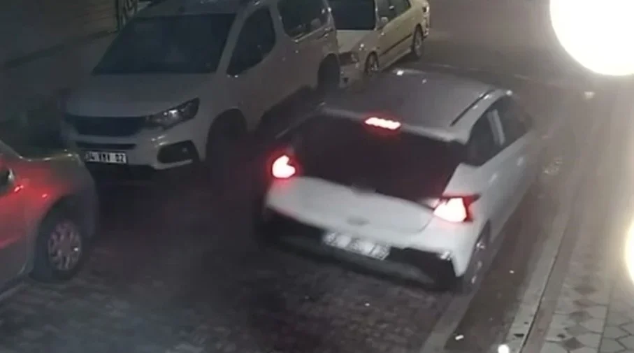 Sultangazi'de kiralık otomobil iki araca çarpıp kaçtı