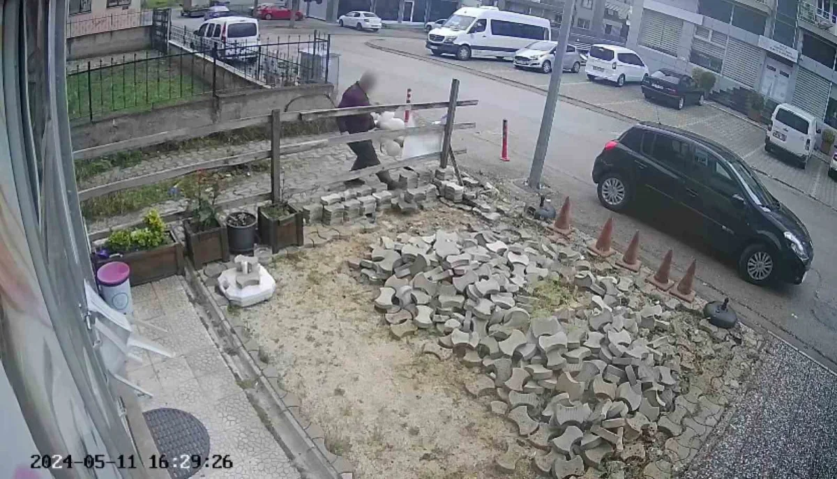 Bursa'da güzellik salonu önünde karavanlı engel iddiası