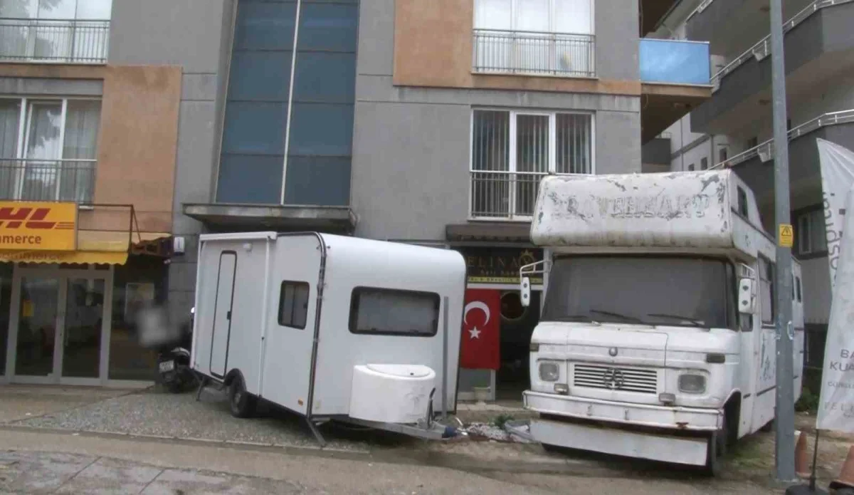 Bursa'da güzellik salonu önünde karavanlı engel iddiası
