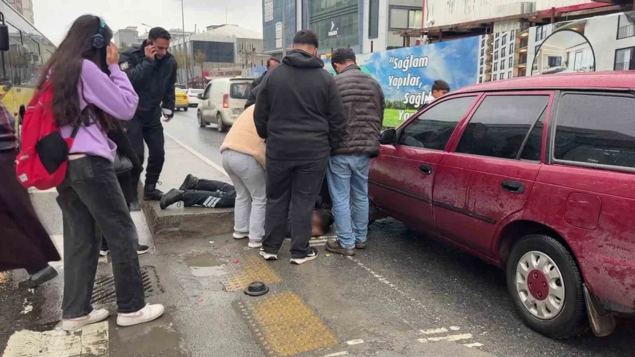 Sultangazi'de yaya geçidinde kadına otomobil çarptı