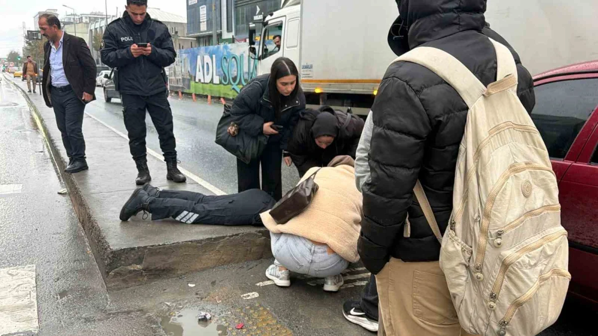 Sultangazi'de yaya geçidinde kadına otomobil çarptı