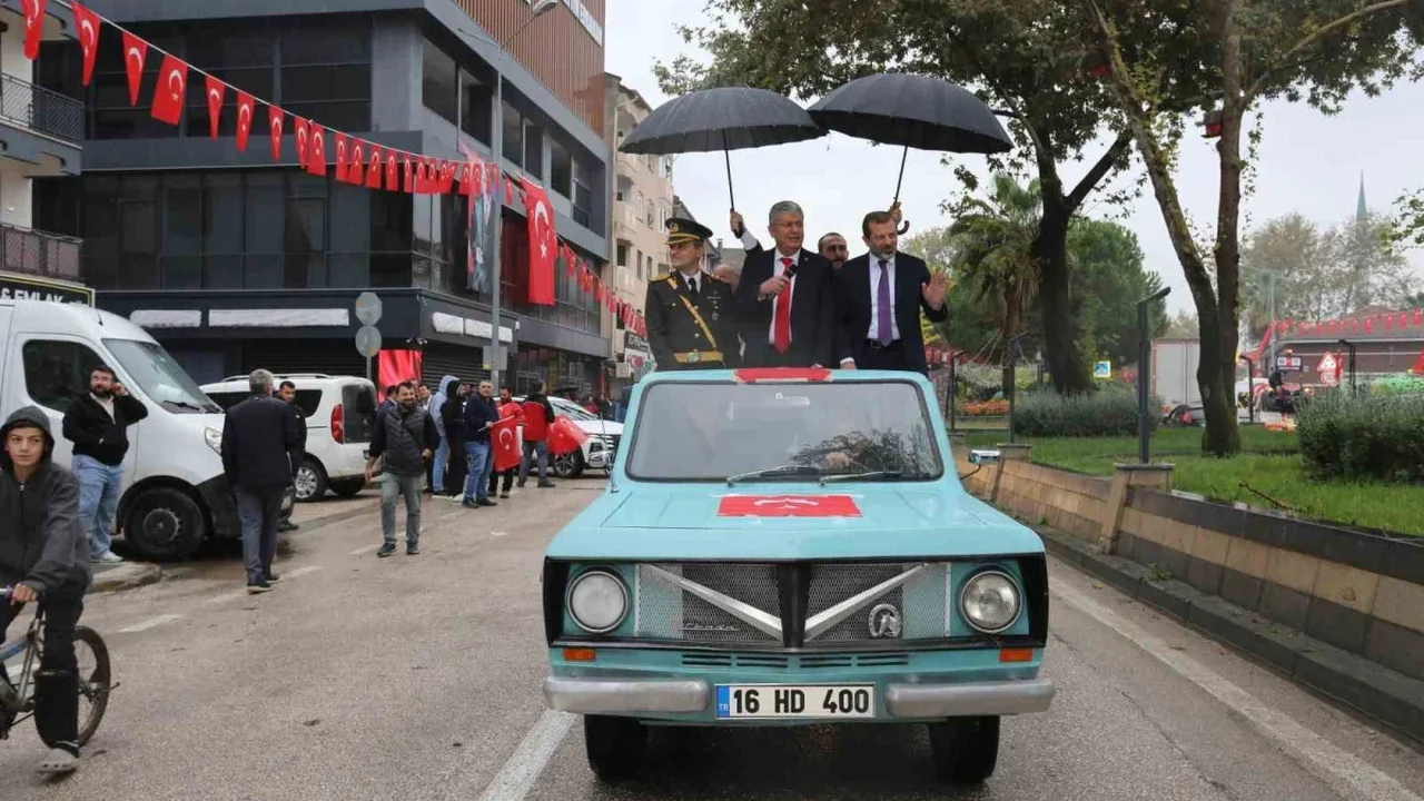 Gürsu'da Cumhuriyet kortejinde eski model araçlar