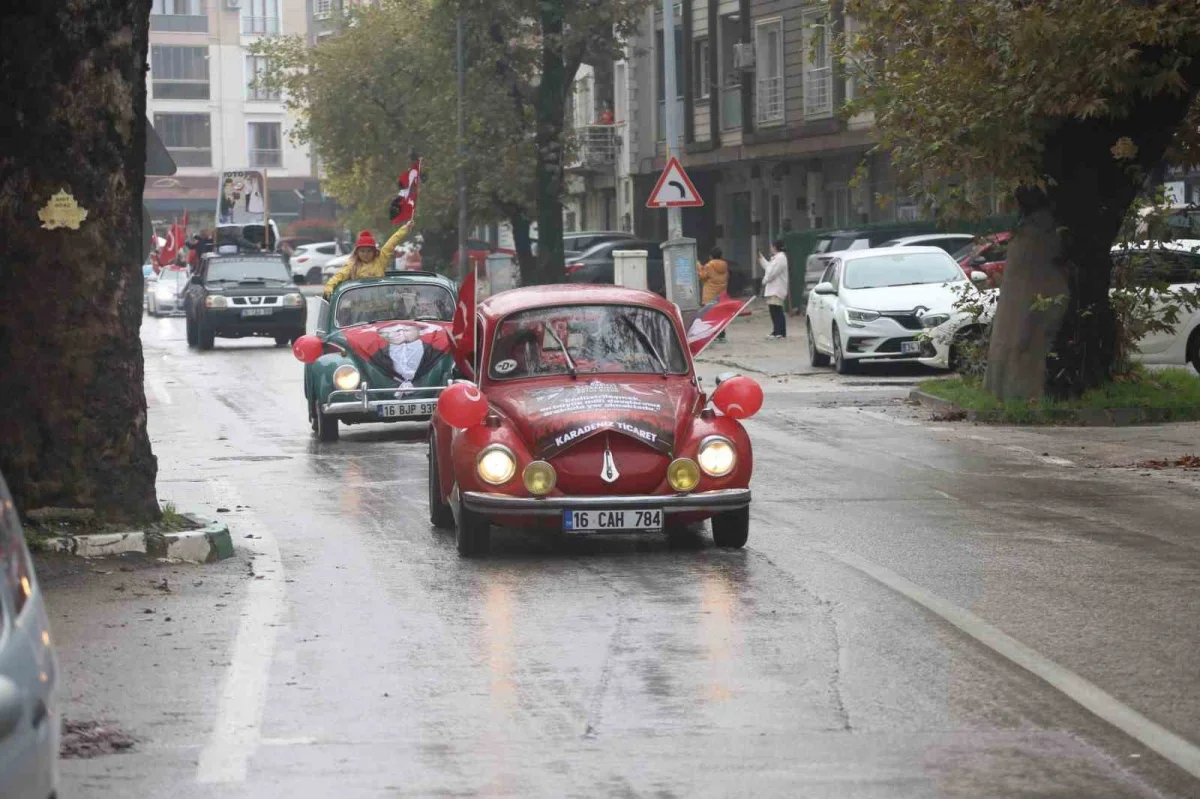 Gürsu'da Cumhuriyet kortejinde eski model araçlar