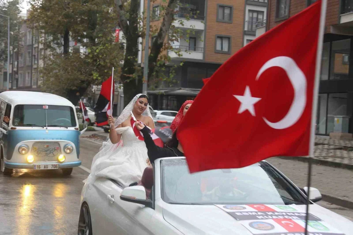 Gürsu'da Cumhuriyet kortejinde eski model araçlar