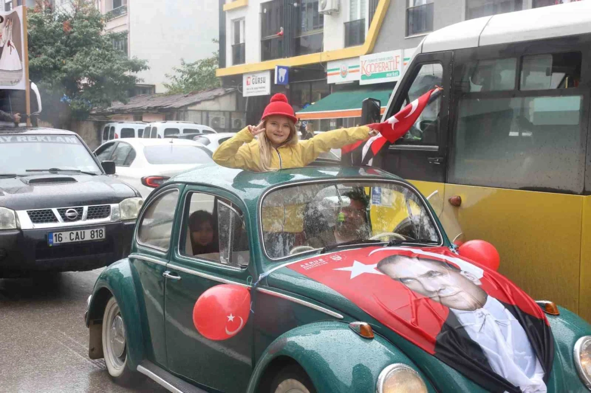Gürsu'da Cumhuriyet kortejinde eski model araçlar