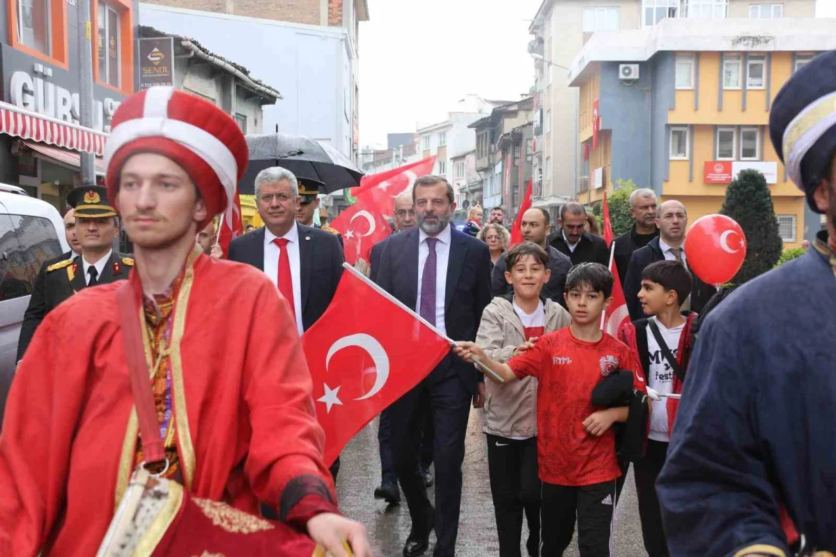 Gürsu'da Cumhuriyet kortejinde eski model araçlar