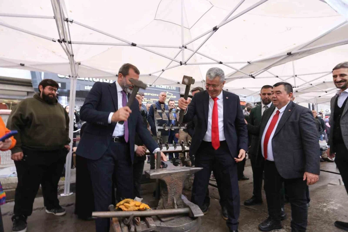 Gürsu'da Cumhuriyet kortejinde eski model araçlar