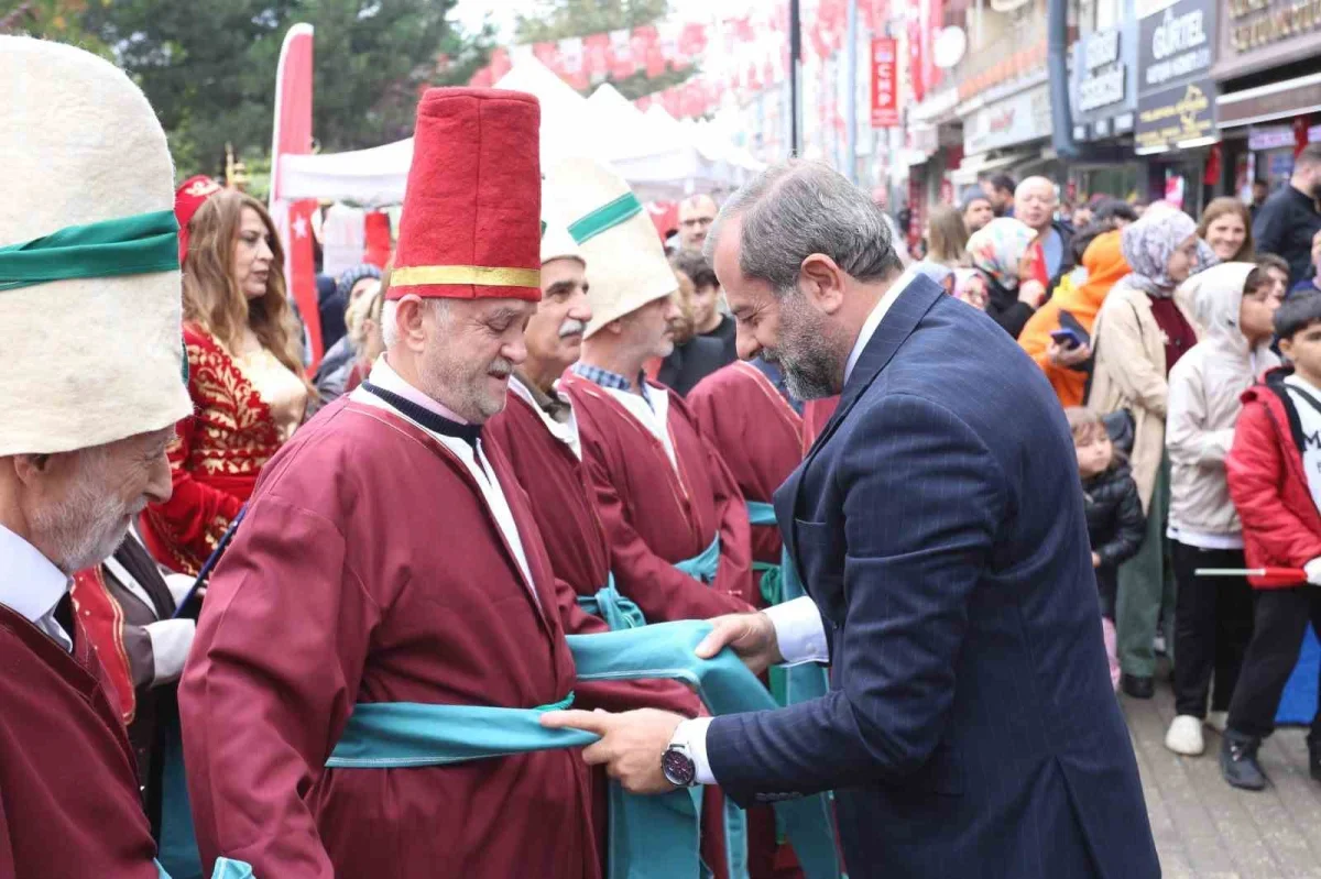 Gürsu'da Cumhuriyet kortejinde eski model araçlar