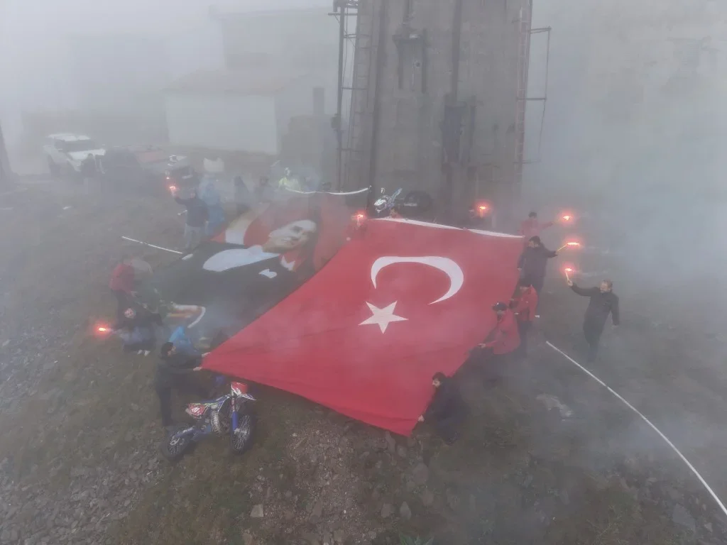 Türk bayrağı Kartepe'nin zirvesine karadan ve sudan taşındı